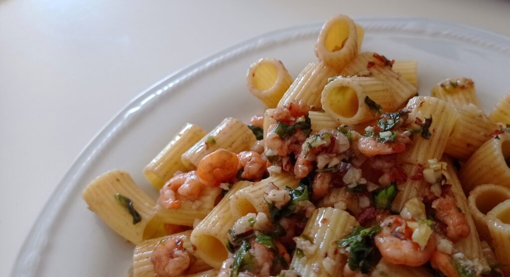 Mezze maniche con gamberetti e pesto alle mandorle La Tavola di Edda
